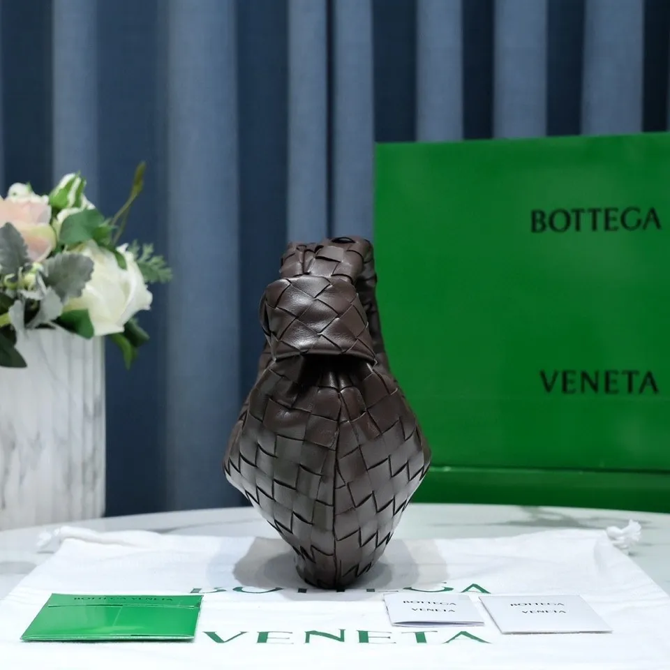 Batch 1120 BV Bottega Veneta's new early spring women's MINI JODIE handbag BV bag 🔥The new method is based on the original rounded corners, knotted with classic woven leather round hobo bag, The most iconic triangular pull-out design, using sheepskin draped soft shape, is super suitable for concave shapes~ Jodie feels really gentle to people, and is definitely the best item for daily matching. It has the same weave, new elements and twists, is compact and versatile, and is the new favorite of street style Internet celebrities! Dimensions: 23x28x8 Model: 6699-1